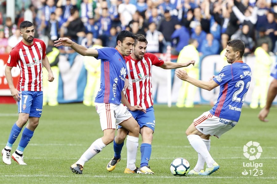 El Real Oviedo suma un punto en el derbi asturiano, Real Oviedo