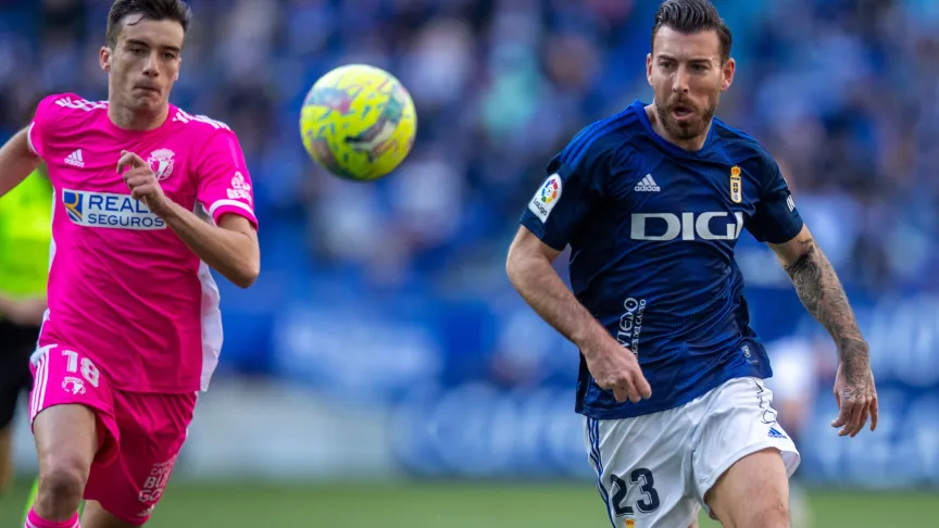 Enrich busca un balón.