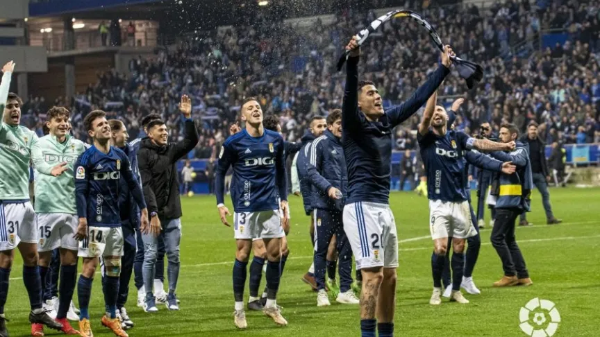 Los jugadores del Real Oviedo celebran una victoria