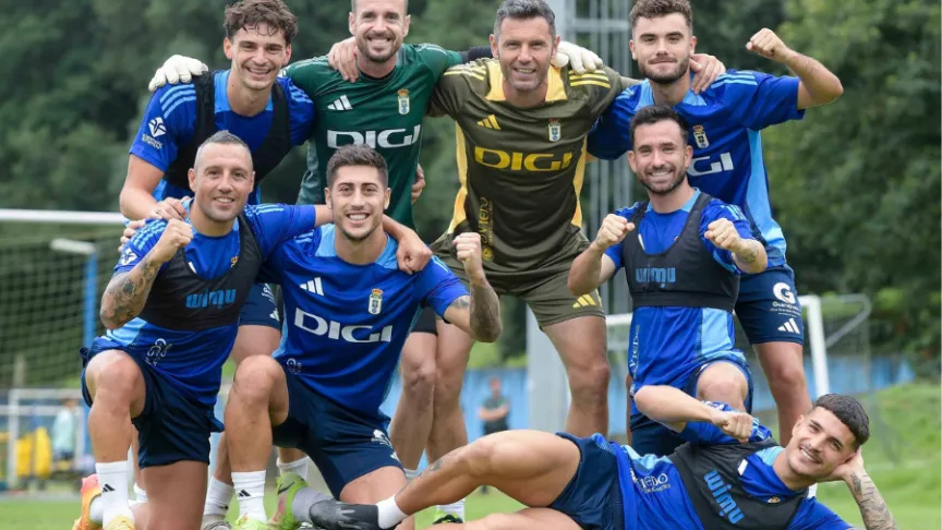 Diego Cervero junto plantilla Oviedo