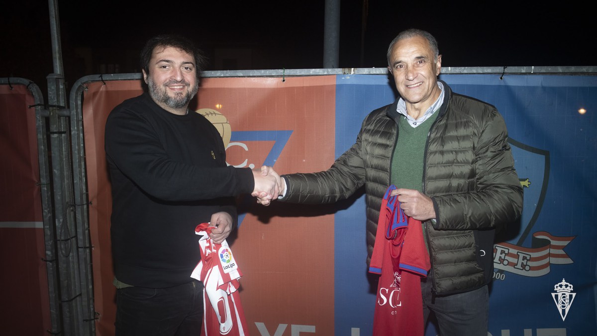 Xosé Estrada, presidente del Ceares, y Joaquín Alonso en La Cruz