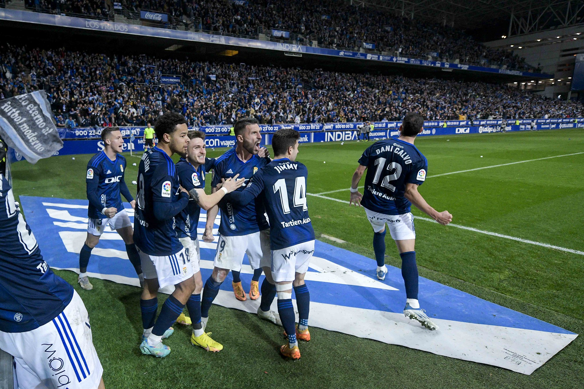 Los jugadores del Real Oviedo celebran un gol