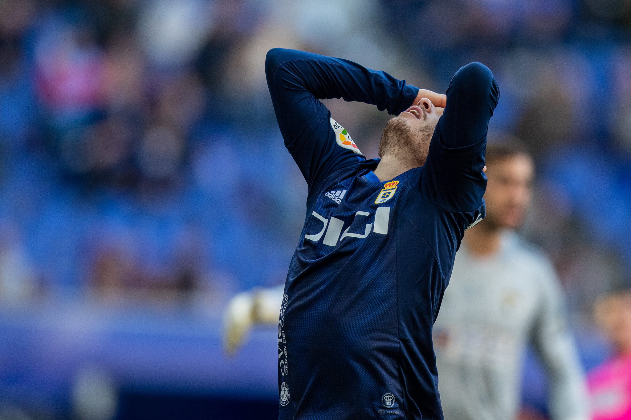 Un futbolista del Real Oviedo se lamenta.