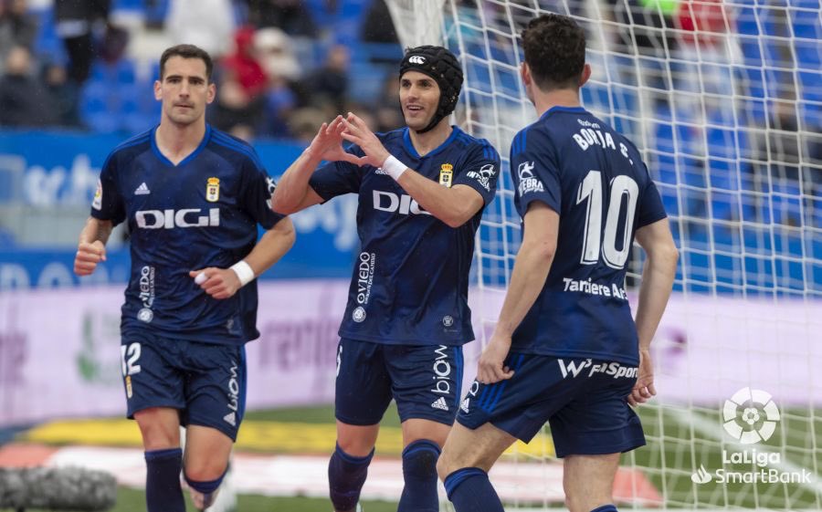 Luismi celebra el gol con el Real Oviedo