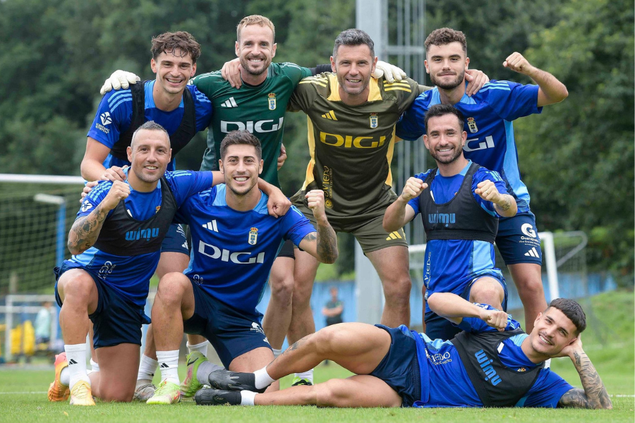 Diego Cervero junto plantilla Oviedo