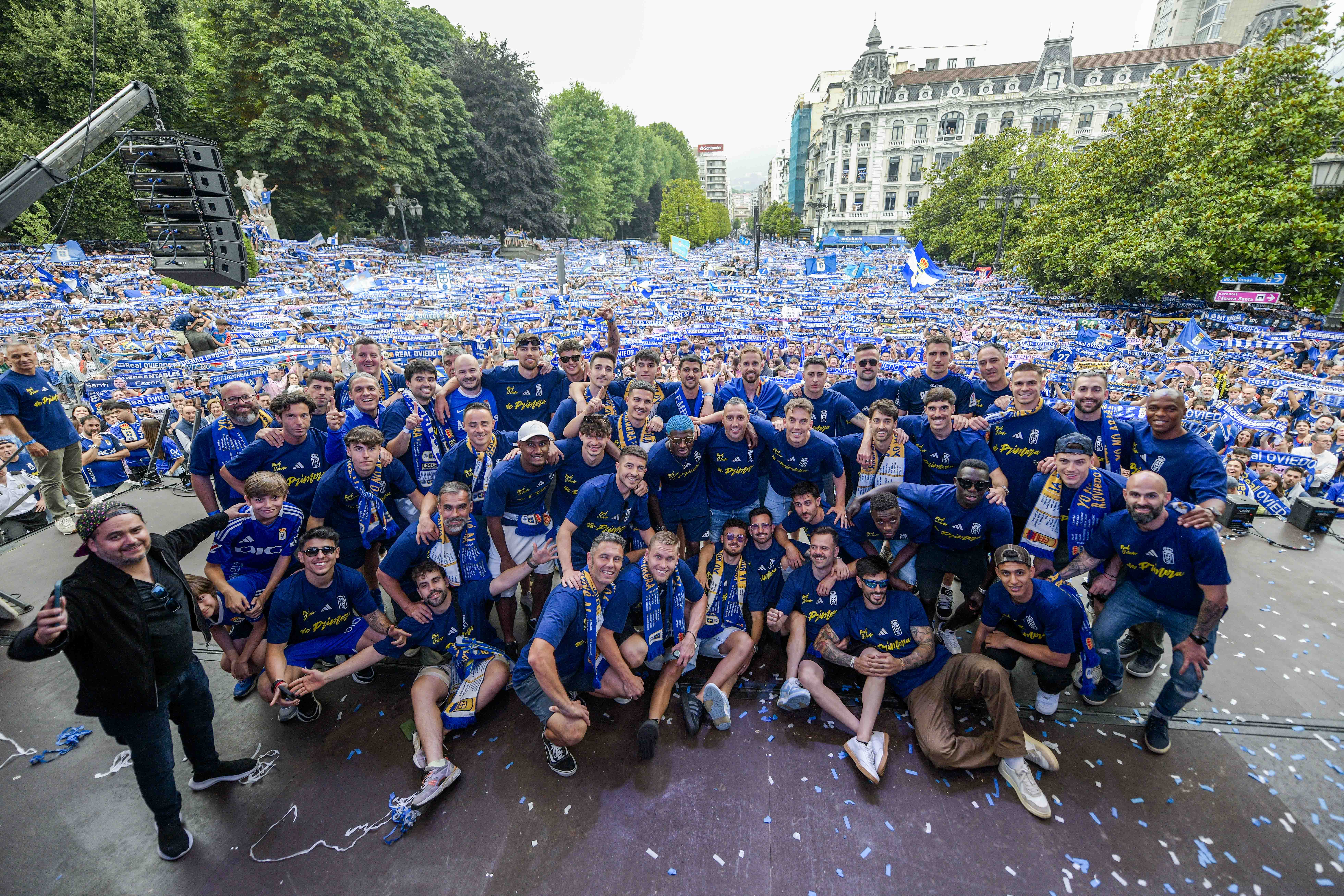 La plantilla del Real Oviedo celebra el ascenso a primera división