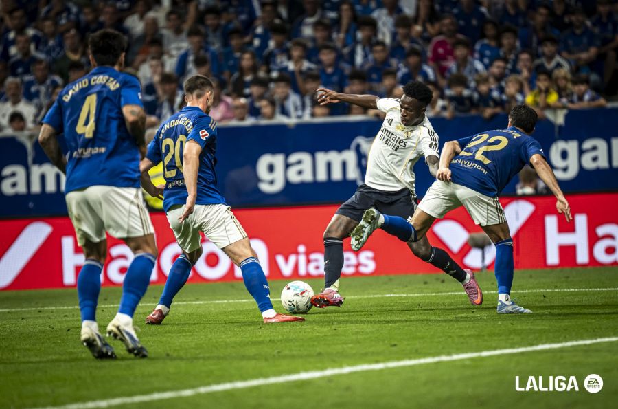 Varios jugadores del Real Oviedo en la disputa de un balón