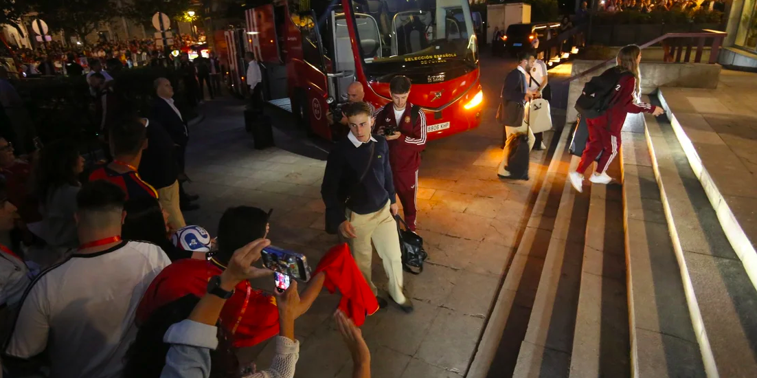 Un momento de la llegada de los jugadores al hotel. 
