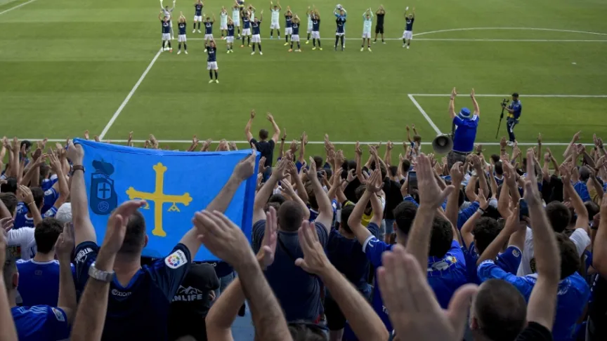 La afición del Real Oviedo anima
