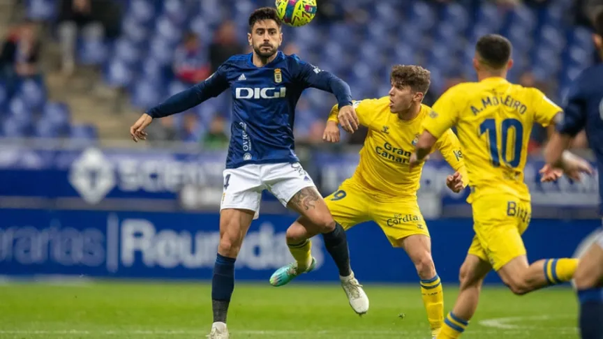 David Costas disputa un balón ante Las Palmas.