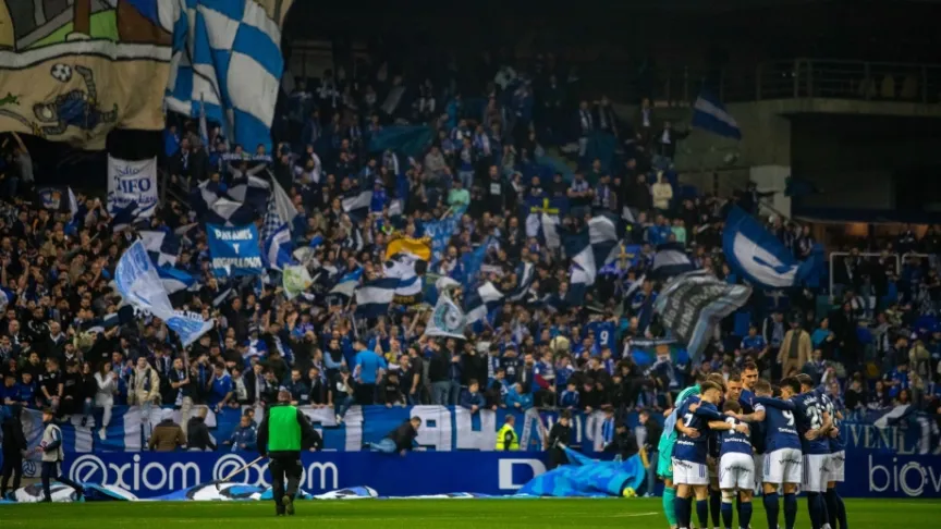 Los jugadores del Real Oviedo hacen una piña