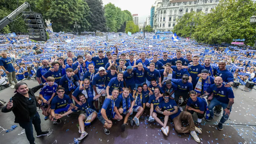 La plantilla del Real Oviedo celebra el ascenso a primera división