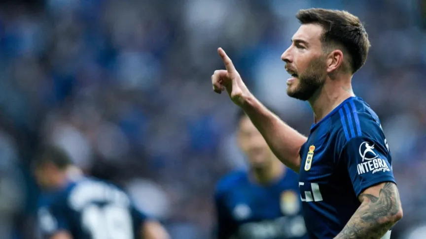 Sergi Enrich celebra un tanto en el Carlos Tartiere
