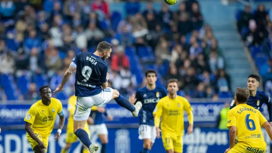 Borja Bastón disputa un balón en el último partido en casa