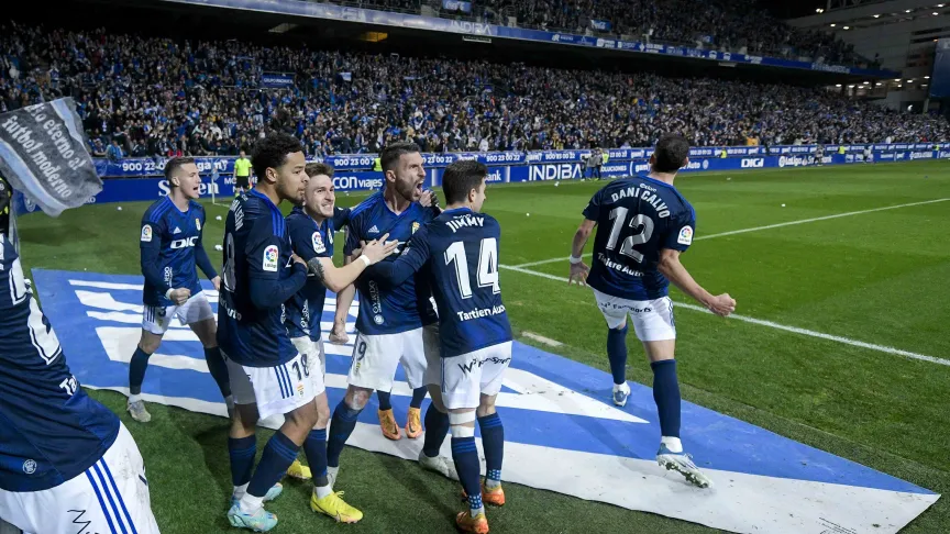 Los jugadores del Real Oviedo celebran un gol