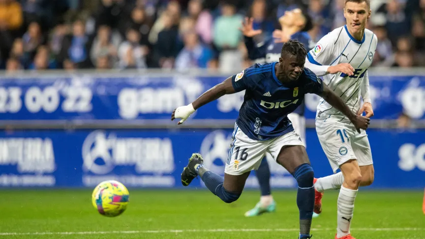 Obeng protege un balón.
