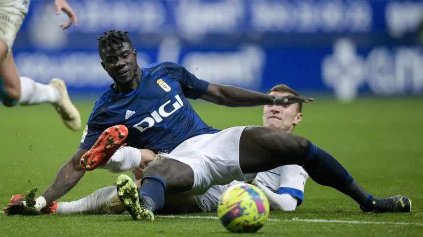 Samuel Obeng disputa un balón durante su último partido