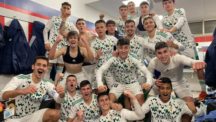 El filial celebra la victoria en el vestuario