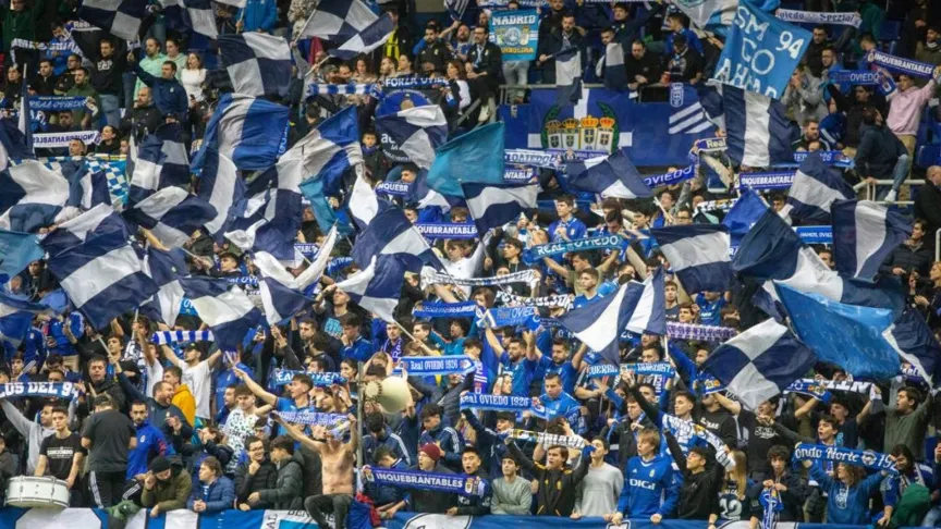 La afición del Real Oviedo anima ante el Atlético de Madrid