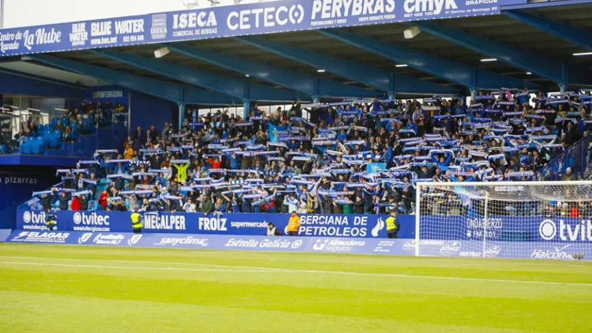 La afición del Real Oviedo en el Toralín