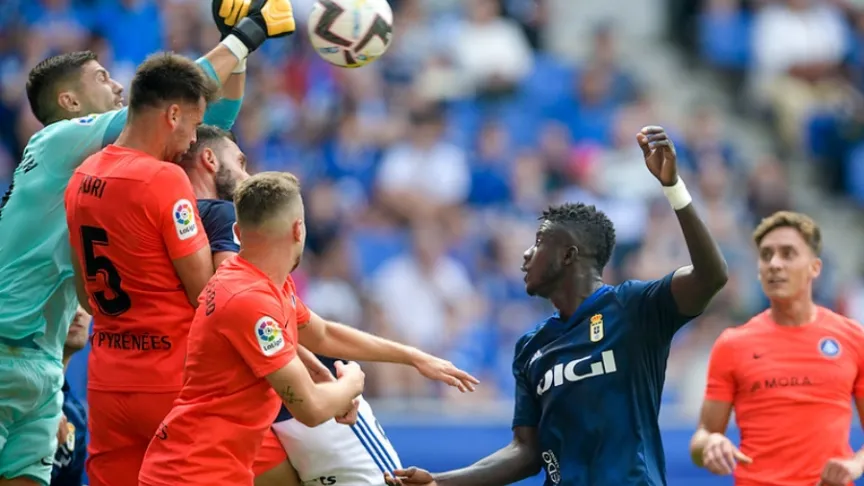 Obeng y Bastón disputan un balón