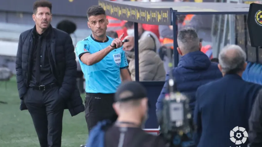 Simeone, Gil Manzano y, de espaldas, Álvaro Cervera