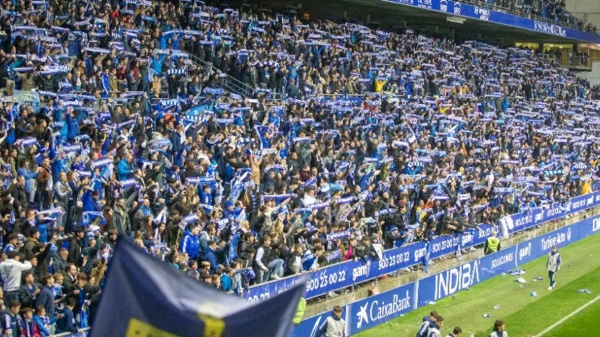 La tribuna del Carlos Tartiere, llena