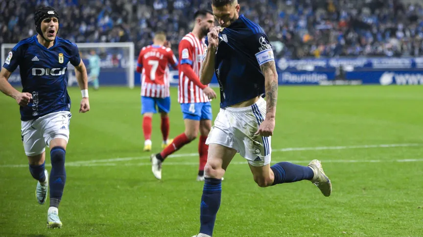 Borja Bastón se besa el escudo