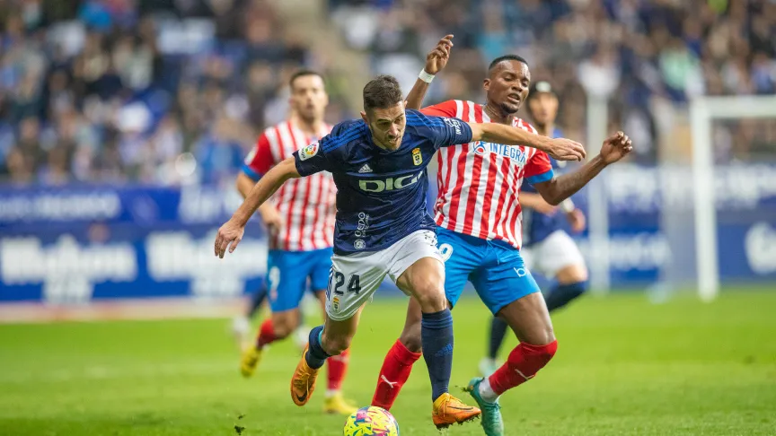 Lucas Ahijado protege un balón durante el derbi asturiano.