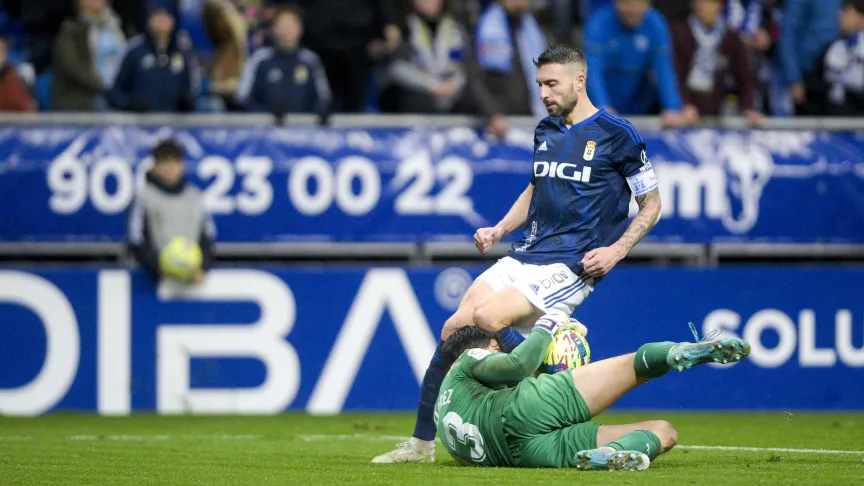Borja Bastón pelea por un balón