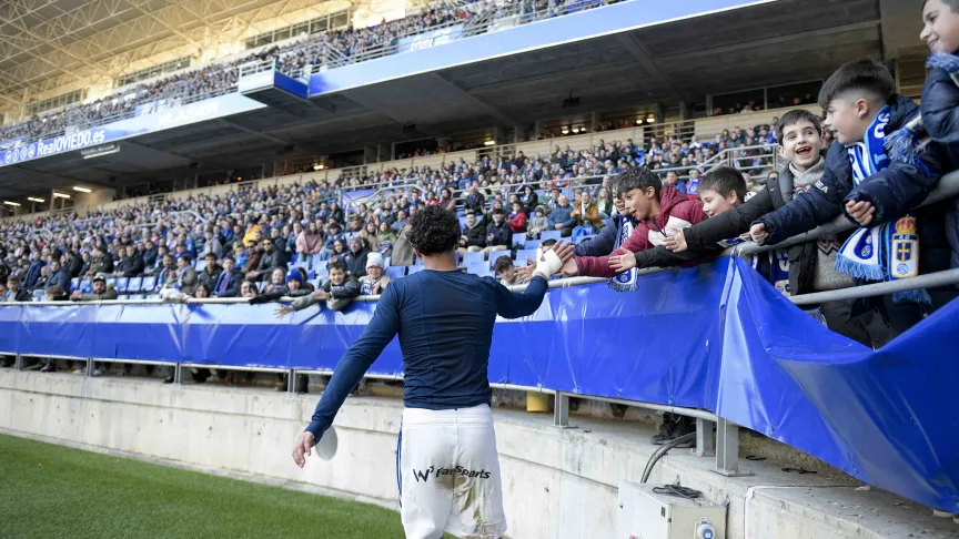 Koba saluda a los niños tras ser sustituido