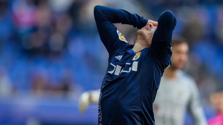 Un futbolista del Real Oviedo se lamenta.