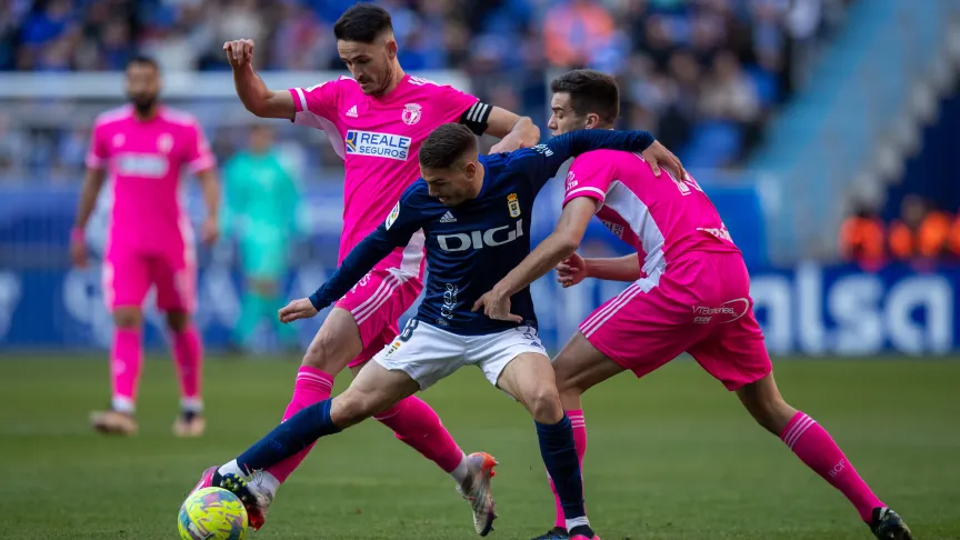 Manu Vallejo presionado por dos rivales del Burgos.