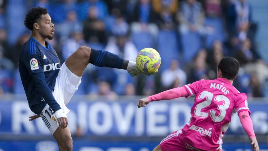 Koba baja un balón ante el Burgos.