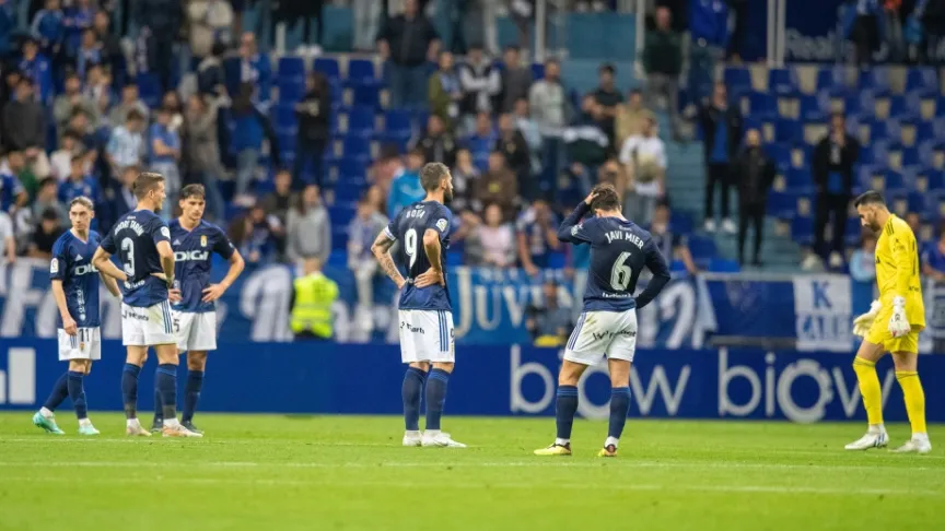 Los futbolistas del Real Oviedo en el centro del campo