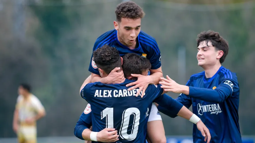 Álex Cardero celebra el gol con sus compañeros