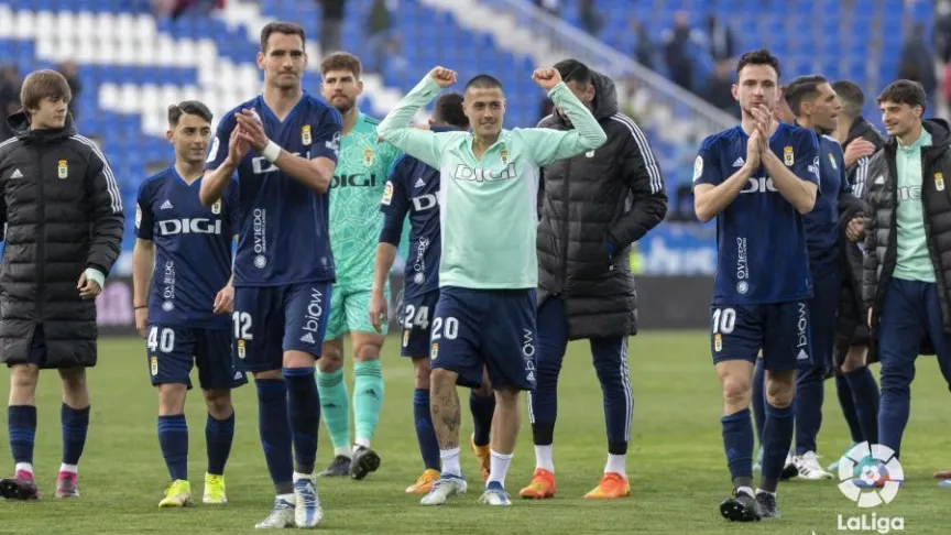 Los jugadores del Real Oviedo celebran la victoria
