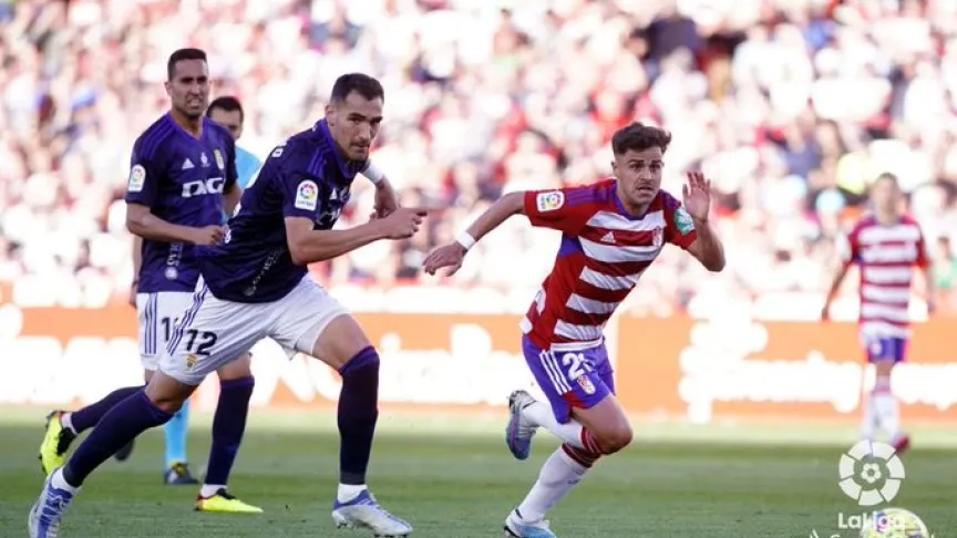 Dani Calvo puja por un balón durante el partido.