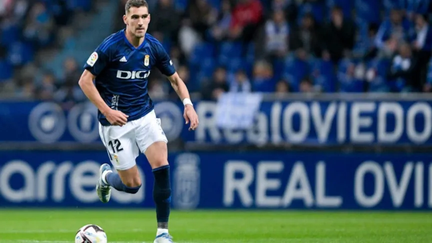 Dani Calvo conduce un balón.