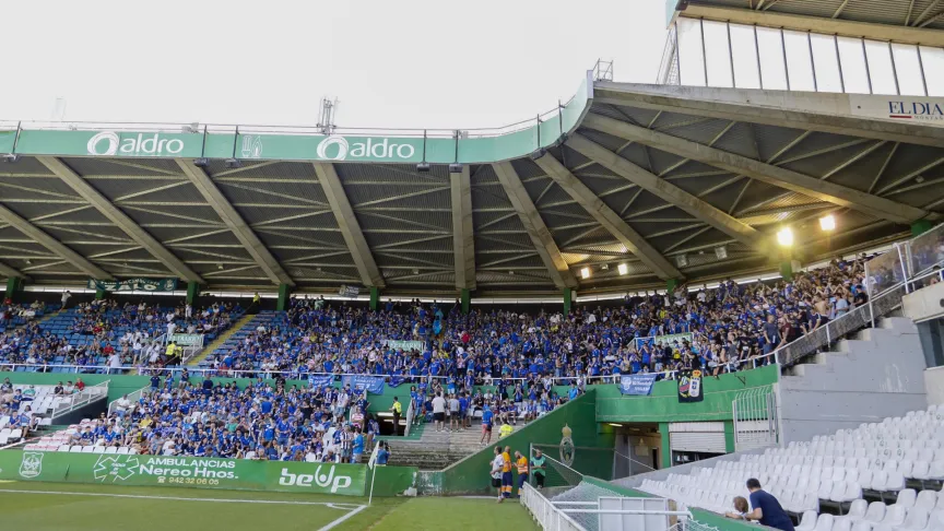 Afición del Real Oviedo en El Sardinero