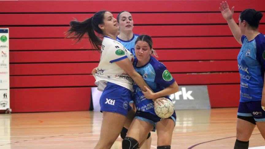 Camila Méndez agarrando a la local Claudia Martínez.