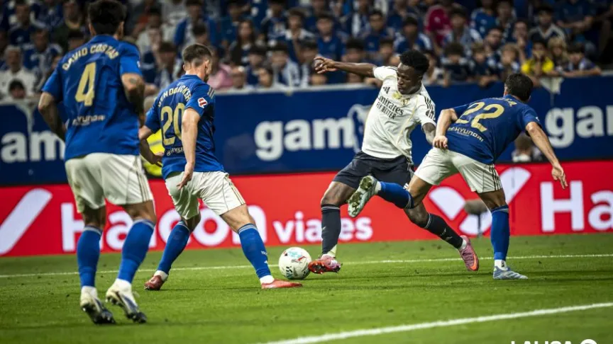 Varios jugadores del Real Oviedo en la disputa de un balón