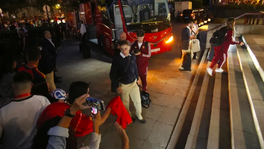 Un momento de la llegada de los jugadores al hotel. 